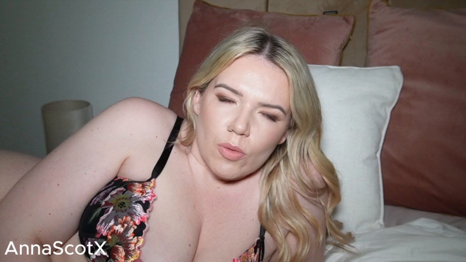 Anna Scot – A crush on step-mom